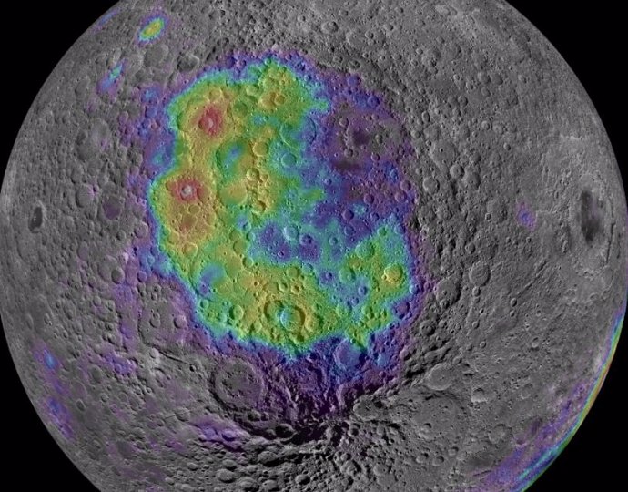 Se formó al recibir un impacto totalmente vertical de un asteroide.