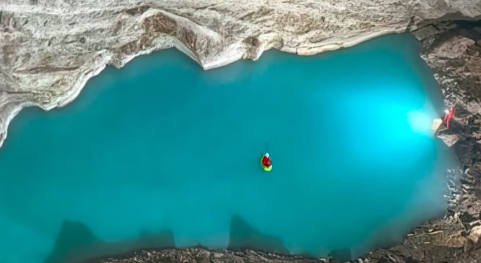 El enorme lago termal subterráneo es el más grande del mundo.