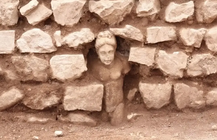 La estatua griega dentro de un muro apareció en Filipos.