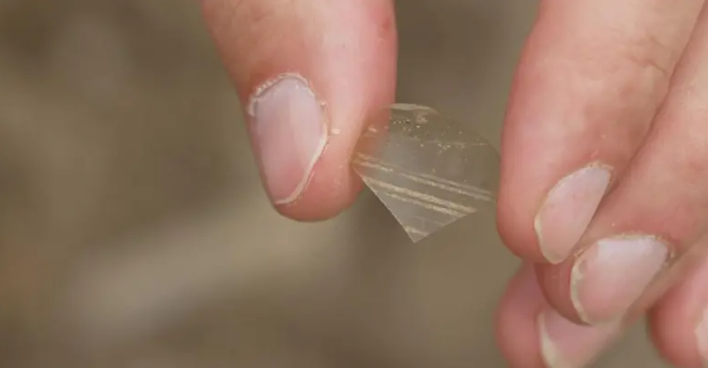 Hay misteriosos fragmentos de vidrio entre los restos.