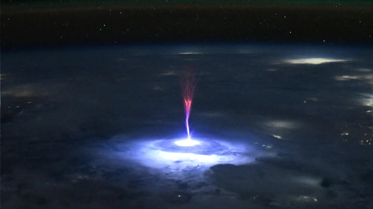 El impresionante duende eléctrico en la atmósfera.