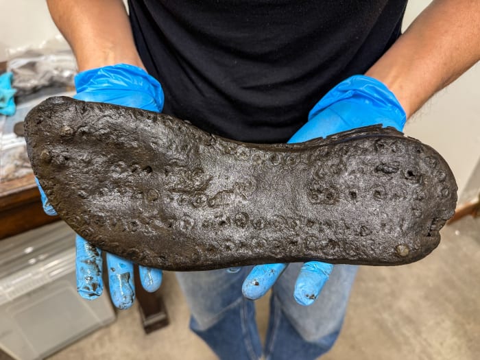 Los zapatos romanos milenarios son una curiosidad arqueológica.