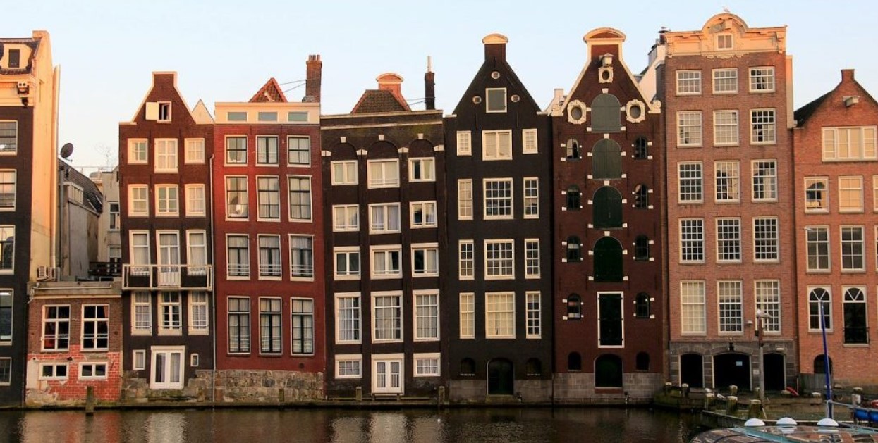 En Países Bajos hay muchas casas inclinadas.