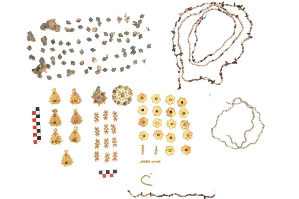 Hay numerosas piezas de oro sólido.