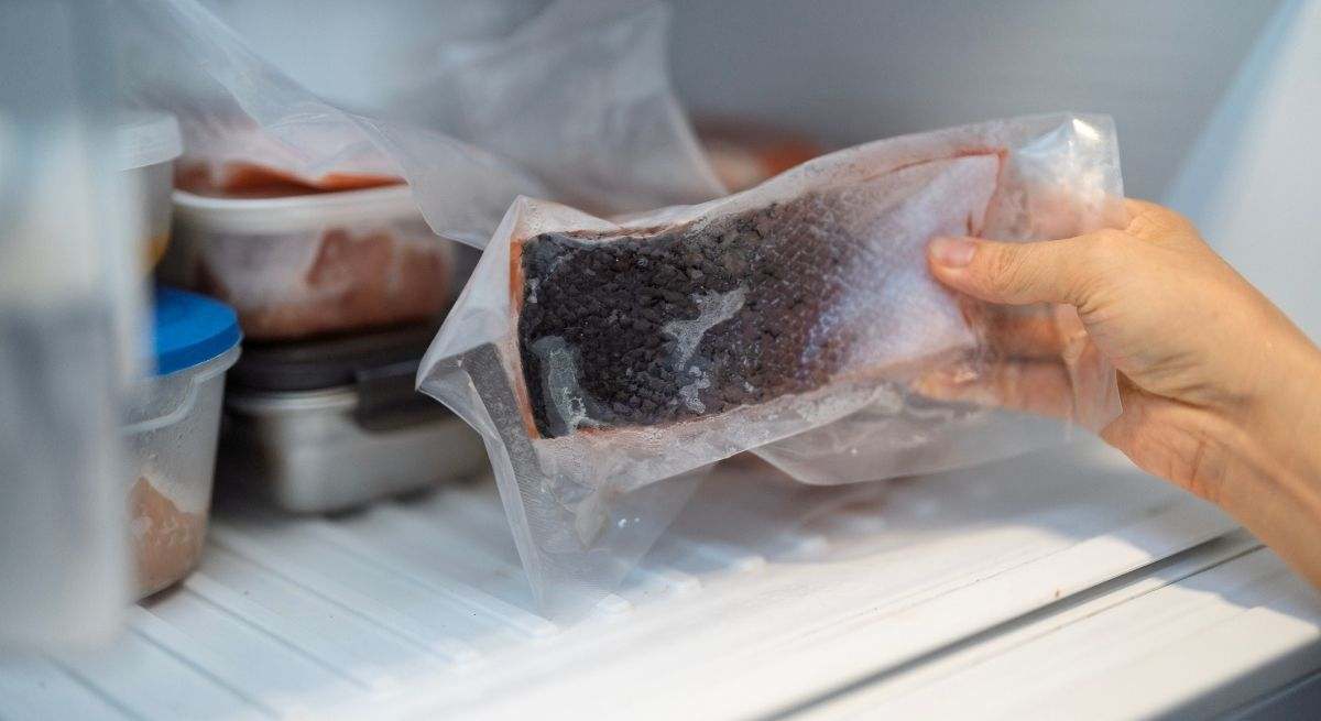 Los envases plásticos contaminan el pescado.