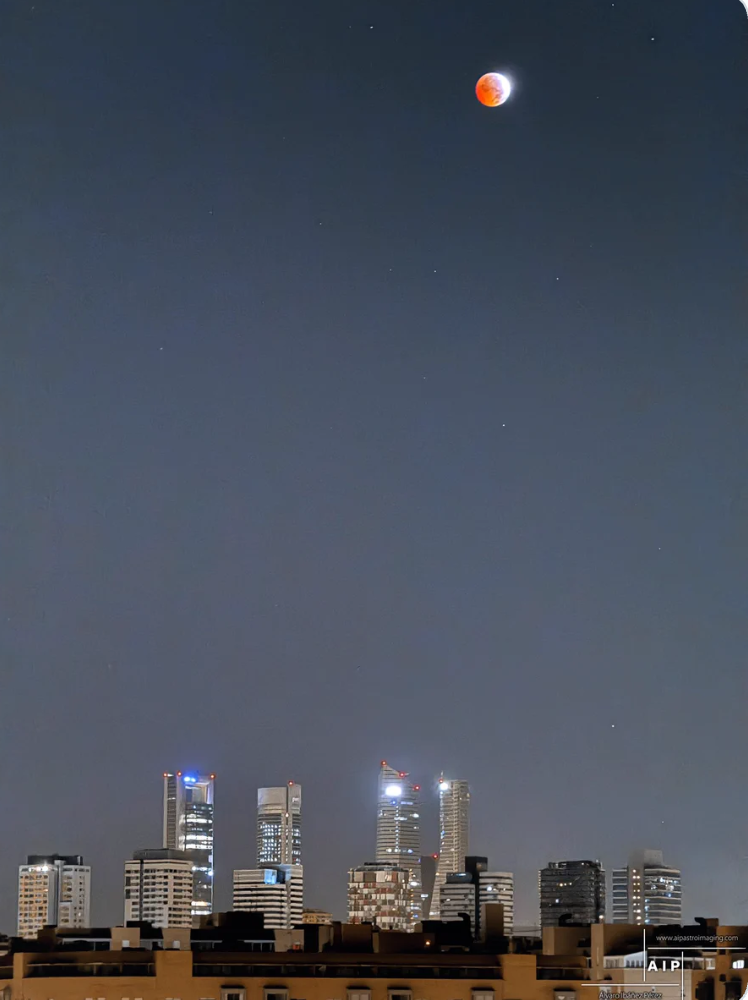 Las imágenes del eclipse lunar desde Madrid.