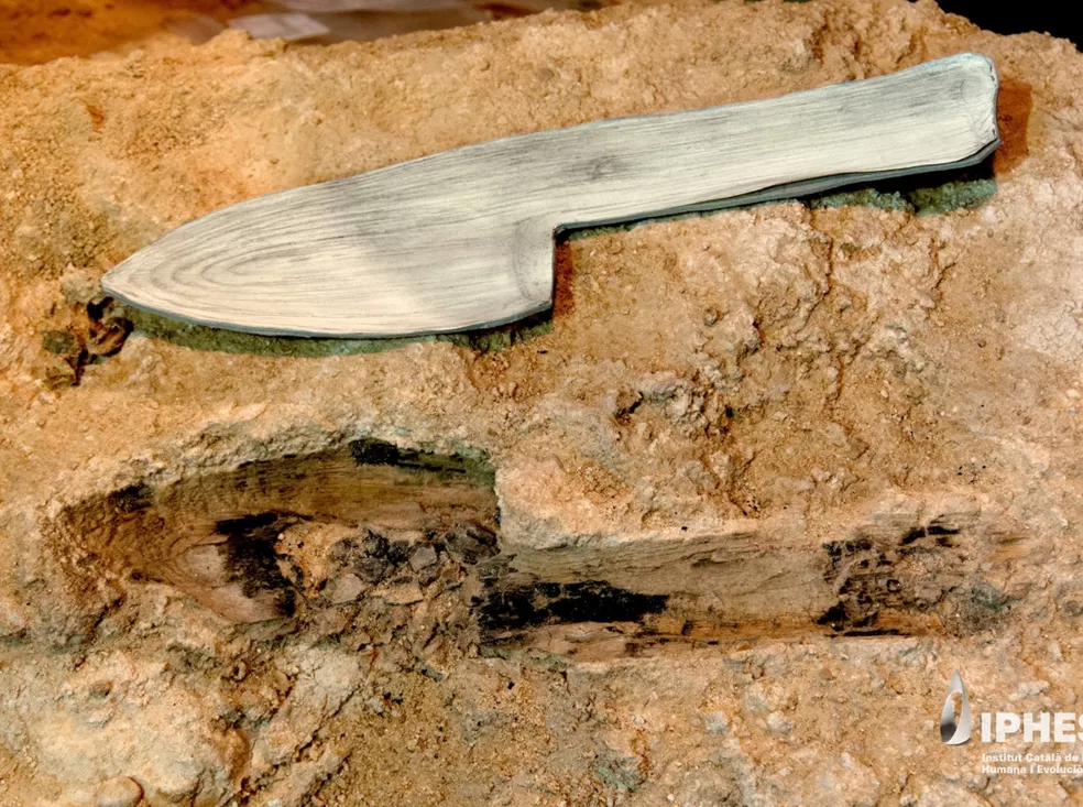 En la excavación se hallaron herramientas, lanzas y mazas.